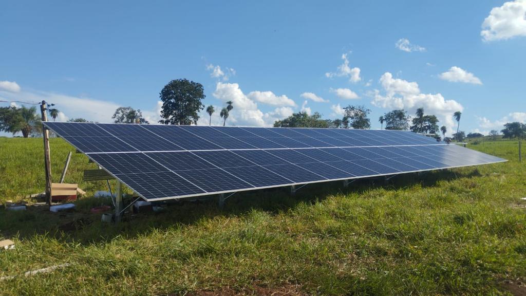 Sistema fotovoltaico em estrutura de solo em propriedade rural