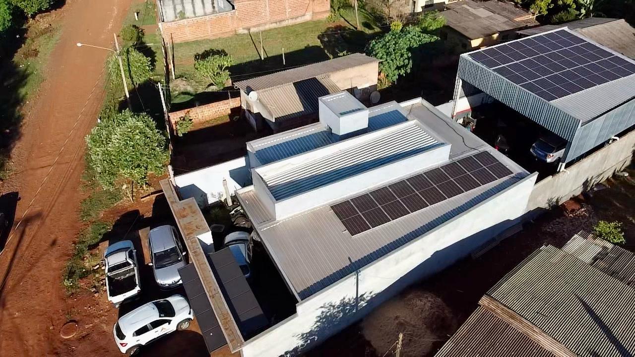 Vista aérea de sistema fotovoltaico em telhado comercial