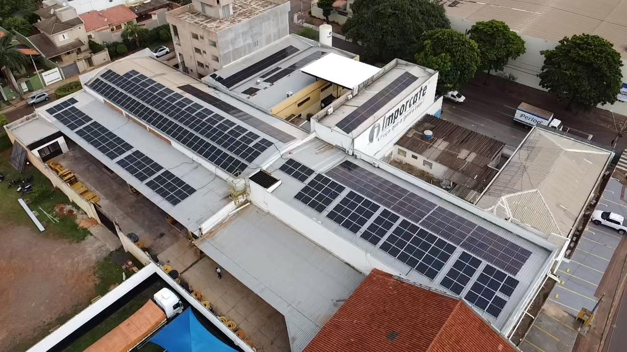 Sistema fotovoltaico em telhado de grande empresa executado pela AS ENERGY